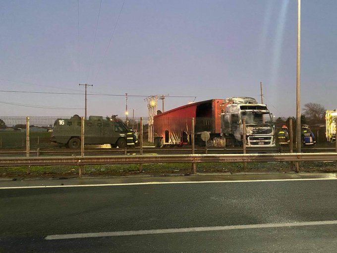 Araucanía: Camión es incendiado en medio de protestas por la muerte de comunero