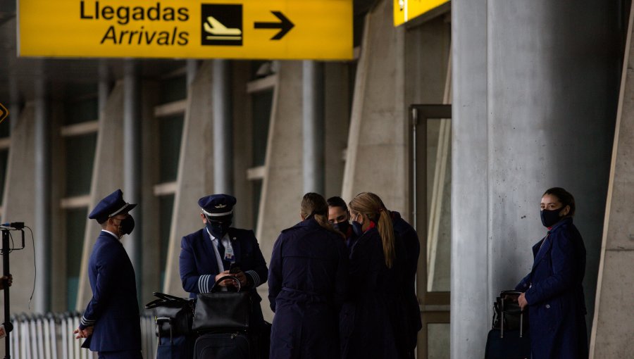 Detienen a 11 personas: intentaron salir del país con permisos sanitarios falsos