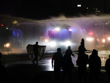 Reportan cinco detenidos tras regreso de manifestaciones en Plaza Baquedano