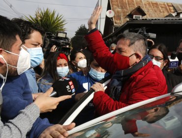 Aplausos y gritos de apoyo: Así llegó a votar en San Ramón el polémico Miguel Ángel Aguilera