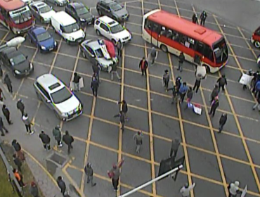 Pescadores de Caleta Portales mantienen protesta en la Av. España y originan cortes parciales de la arteria