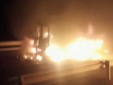 Al menos una camioneta y cinco camiones forestales fueron quemados por desconocidos en Ercilla