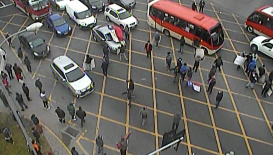 Pescadores de Caleta Portales mantienen protesta en la Av. España y originan cortes parciales de la arteria