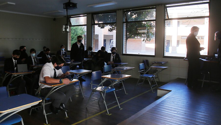 491 estudiantes se contagiaron de Covid-19 durante retorno a clases presenciales en colegios públicos y subvencionados