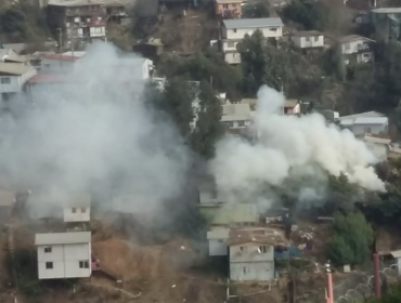 Incendio de basura y escombros amenaza a zona poblada del cerro Cordillera de Valparaíso