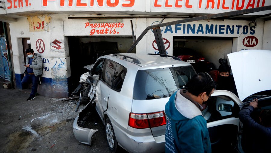 Microbús embistió a vehiculo que terminó impactando con taller mecánico en Viña: se registran ocho lesionados