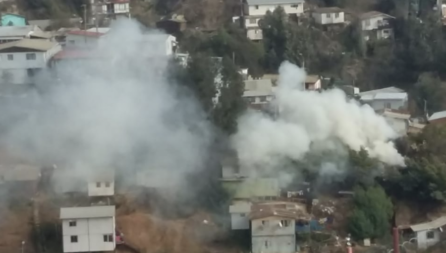 Incendio de basura y escombros amenaza a zona poblada del cerro Cordillera de Valparaíso