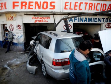 Microbús embistió a vehiculo que terminó impactando con taller mecánico en Viña: se registran ocho lesionados