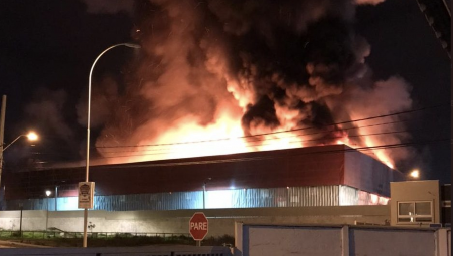 Incendio descontrolado y de grandes proporciones afecta a fábrica de colchones de Coquimbo: evacuaron casas aledañas