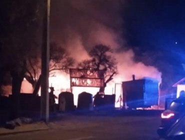 Incendio consumió una vivienda y un 'food truck' en sector Quebrada Alvarado de Olmué