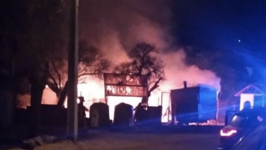 Incendio consumió una vivienda y un 'food truck' en sector Quebrada Alvarado de Olmué