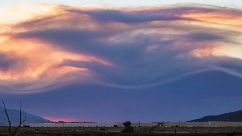 Qué es el infernal "dragón de nubes" que se forma sobre los incendios que arrasan el oeste de EE.UU.