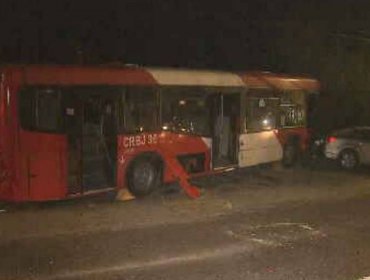 Bus impactó cuatro vehículos, cortó cables del tendido eléctrico y terminó chocando con barrera de contención en Las Condes