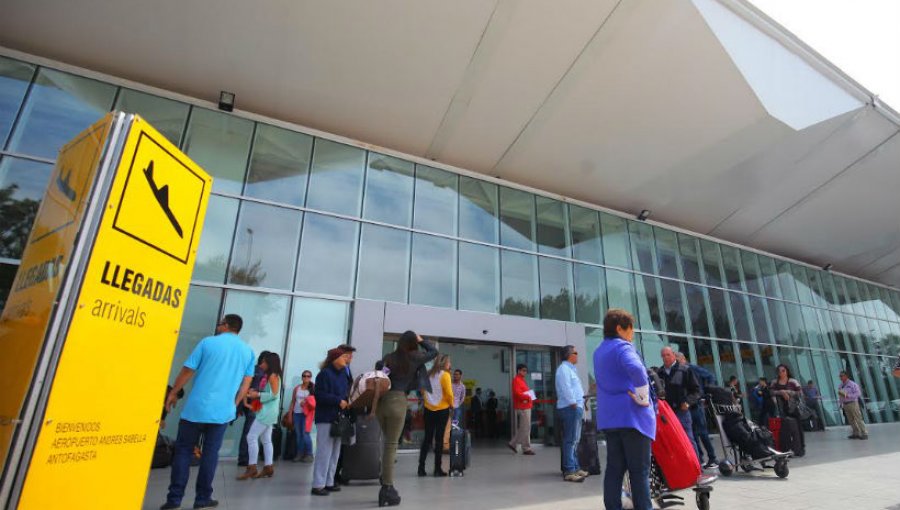 Cinco personas que llegaron a Antofagasta en vuelo desde Colombia dieron positivo por Covid-19