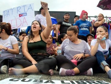 Las imágenes del bloqueo a una autopista en Miami en solidaridad con las protestas en Cuba