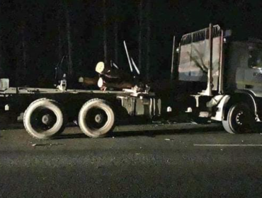Carga de madera se soltó de un camión y dejó dos fallecidos en carretera de Lota