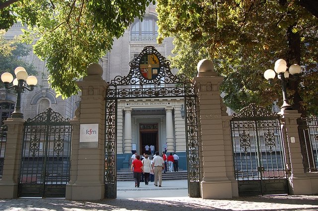 Investigan a 61 estudiantes de Ingeniería de U. de Chile acusados de copia masiva en exámenes mediante WhatsApp