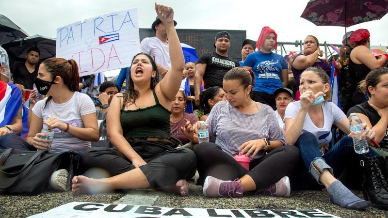 Las imágenes del bloqueo a una autopista en Miami en solidaridad con las protestas en Cuba