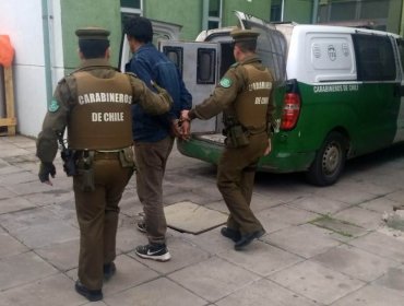 Detienen a dos delincuentes que fueron sorprendidos robando en una casa de Cerrillos