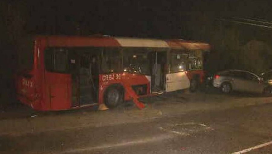 Bus impactó cuatro vehículos, cortó cables del tendido eléctrico y terminó chocando con barrera de contención en Las Condes