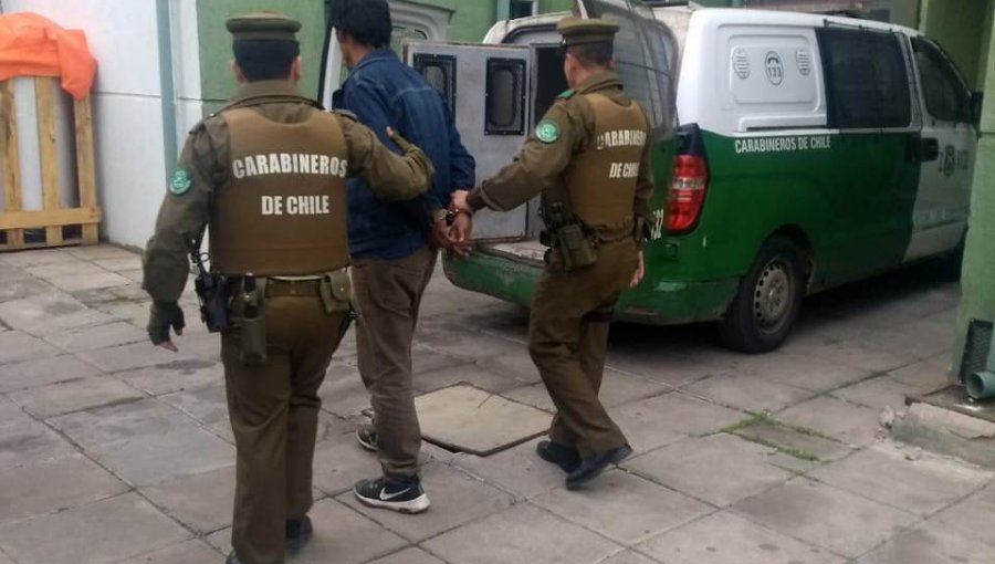 Detienen a dos delincuentes que fueron sorprendidos robando en una casa de Cerrillos