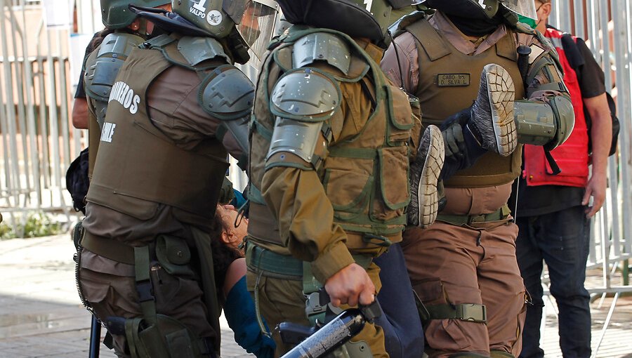 Constituyentes de la Lista del Pueblo fueron detenidos en medio de manifestaciones en Plaza de Armas de Santiago