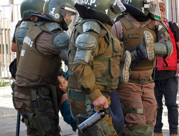 Constituyentes de la Lista del Pueblo fueron detenidos en medio de manifestaciones en Plaza de Armas de Santiago