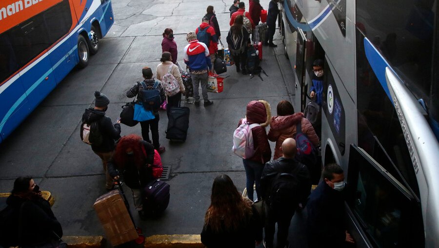 Más de 90 mil personas saldrán de la región Metropolitana en bus este fin de semana largo