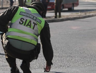 Conductor elude fiscalización policial y arrolla a cuatro carabineros en Ñuñoa: hombre es intensamente buscado