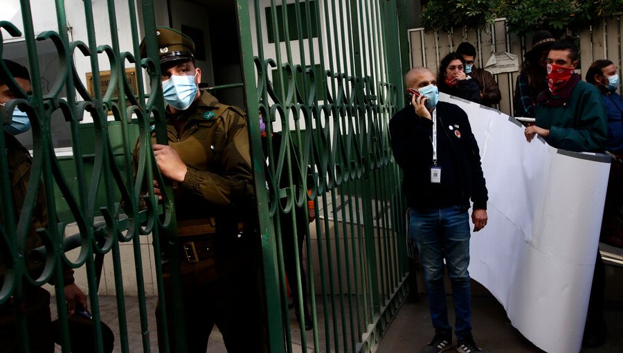 Carabineros sostiene que Constituyentes fueron detenidos por "oponerse a la acción de funcionarios en servicio"