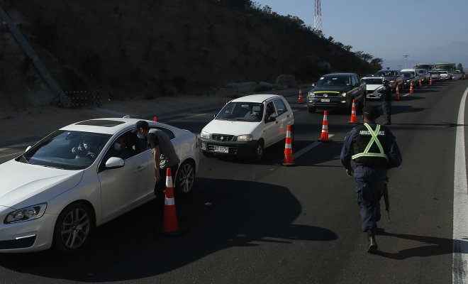 Congestión en carreteras y aduanas sanitarias marcan el inicio de fin de semana largo