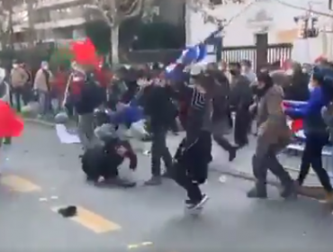 Adherentes y opositores al Gobierno Cubano se enfrentan frente a la Embajada en Chile