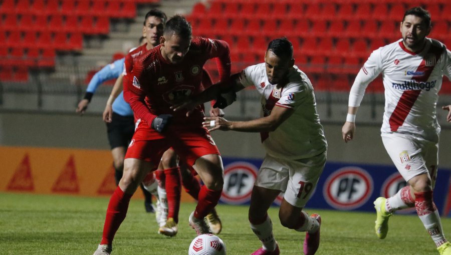 Unión La Calera le ganó a Curicó Unido en un exigido duelo y es líder del torneo