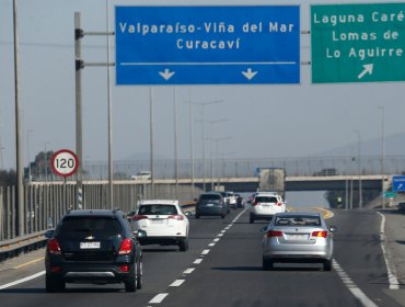 Más de 320 mil vehículos salieron de la región Metropolitana durante el fin de semana largo