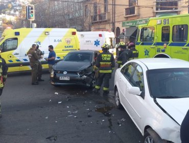 Un bebé y otras tres personas resultaron lesionadas tras choque entre dos vehículos en Valparaíso