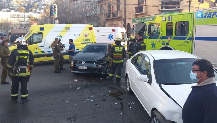 Un bebé y otras tres personas resultaron lesionadas tras choque entre dos vehículos en Valparaíso