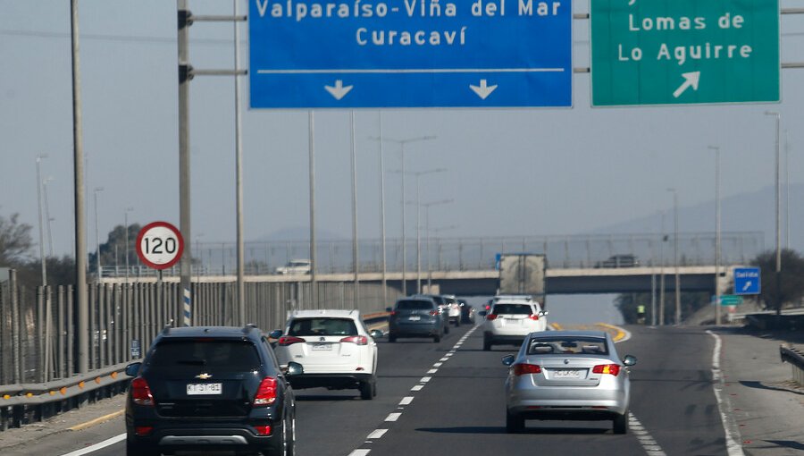 Más de 320 mil vehículos salieron de la región Metropolitana durante el fin de semana largo