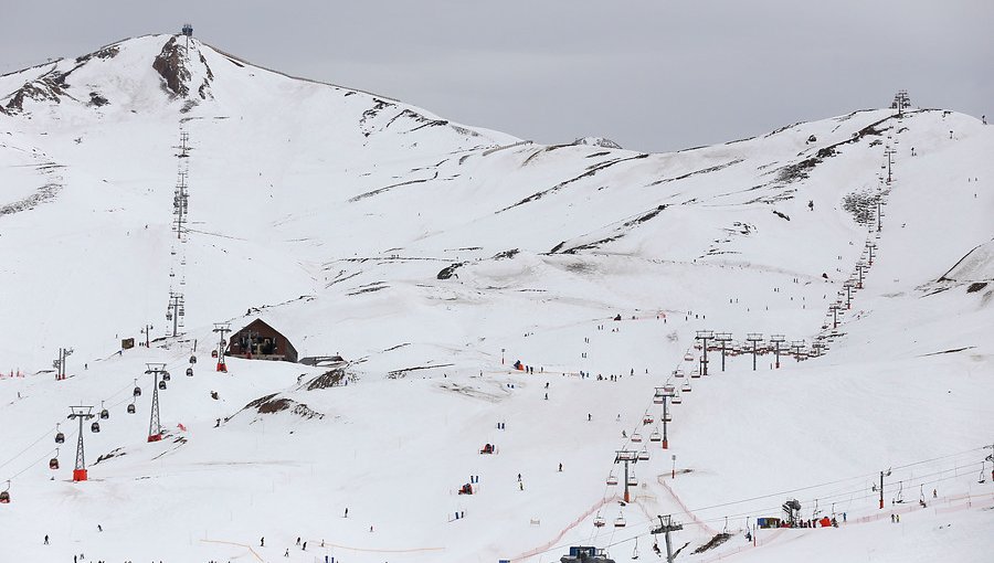 Tres personas fueron rescatadas tras extraviarse en sector de Valle Nevado