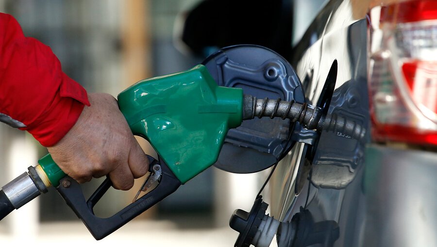 Ministro de Hacienda adelanta que las gasolinas "van a seguir subiendo en las próximas semanas"