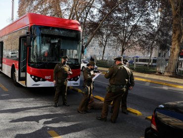 Bus RED fue atacado "con elementos contundentes" tras accidente de tránsito en la Alameda