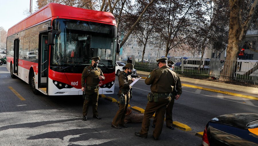 Bus RED fue atacado "con elementos contundentes" tras accidente de tránsito en la Alameda