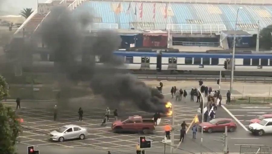 Barricadas en la Caleta Portales generan verdadero caos vial en la Av. España: tránsito cortado hacia Valparaíso y Viña