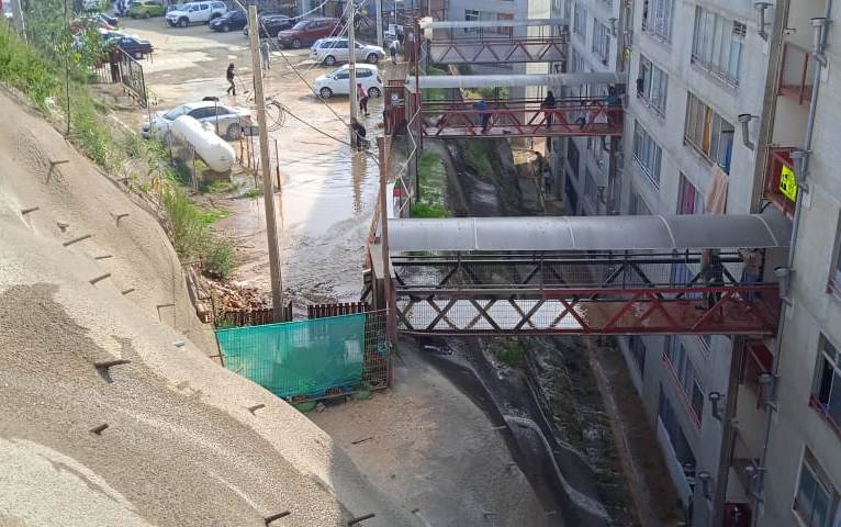 Rotura de matriz provoca diversos daños a un local comercial de Rodelillo, en Valparaíso