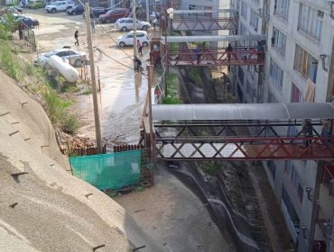 Rotura de matriz provoca diversos daños a un local comercial de Rodelillo, en Valparaíso