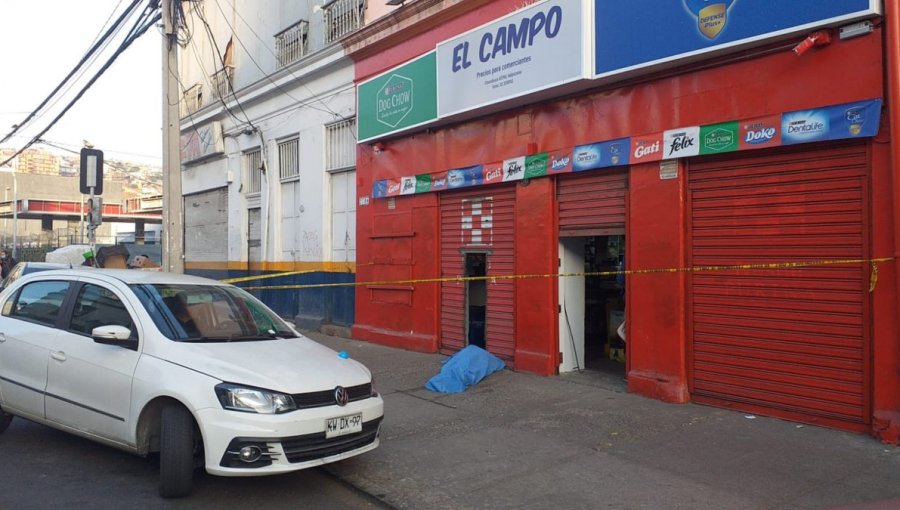 Transeúnte fallece en la vía pública en pleno centro de Valparaíso: investigan causa del suceso