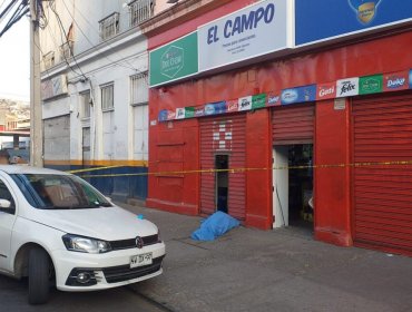 Transeúnte fallece en la vía pública en pleno centro de Valparaíso: investigan causa del suceso