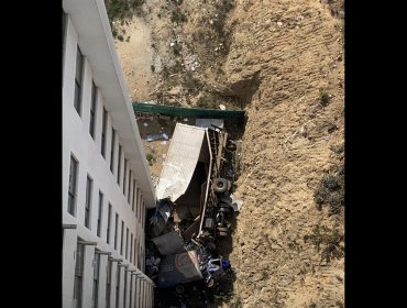 Impactante accidente en Viña del Mar: dos camiones y un automóvil desbarrancan desde una altura de 20 metros en Limonares