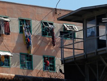 Fuga en la cárcel de Valparaíso: seis internos intimidaron a gendarme con arma de fuego y escaparon del recinto penal