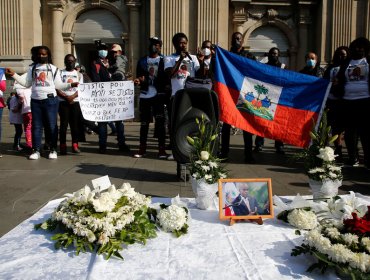 Comunidad haitiana protestó en Plaza de Armas de Santiago por el asesinato del presidente Jovenel Moise