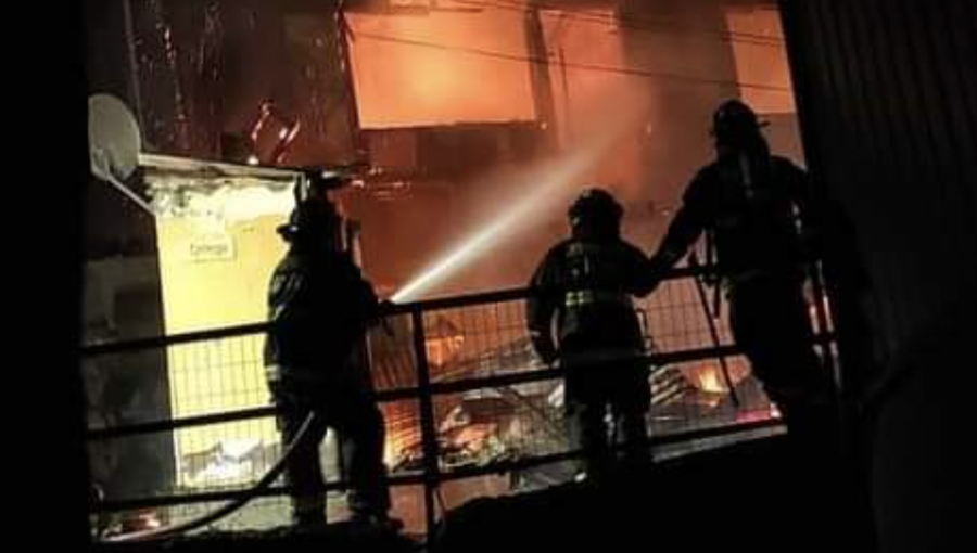 Una persona fallecida y cuatro viviendas quemadas deja incendio estructural en el cerro Toro de Valparaíso